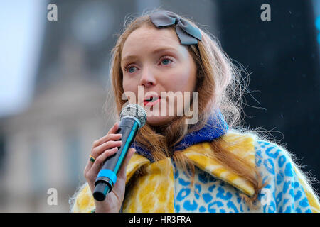 Trafalgar Square. London. UK 26. Februar 2017. Lily Cole Schauspieler spricht bei der Vorführung. Hunderte von Menschen besucht das Screening of The Salesman am Trafalgar Square, organisiert von The Mayor of London zeitgleich mit der Oscar-Verleihung, die Hauptstadt Erfolg als ein kreatives Zentrum und eine globale Leuchtfeuer für Offenheit und Vielfalt zu feiern. Der Verkäufer, unter der Regie von Asghar Farhadi, Sterne Shahab Hosseini und Taraneh Alidoosti in den Hauptrollen von Emad und Rana. Dieser gefeierten Film gewann beste Drehbuch beim Filmfestival in Cannes 2016 mit Shahab Hosseini und bester Schauspieler. Es wurde nominiert, der sein Stockfoto