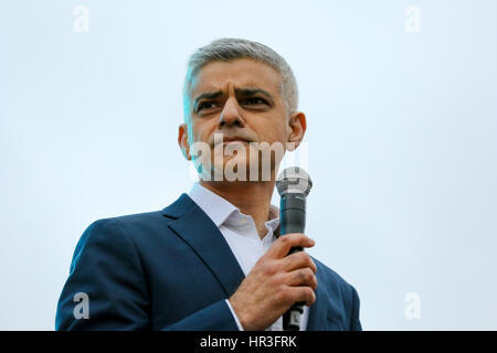 Trafalgar Square. London. UK 26. Februar 2017. Der Bürgermeister von London Sadiq Khan spricht bei der Vorführung. Hunderte von Menschen besucht das Screening of The Salesman am Trafalgar Square, organisiert von The Mayor of London zeitgleich mit der Oscar-Verleihung, die Hauptstadt Erfolg als ein kreatives Zentrum und eine globale Leuchtfeuer für Offenheit und Vielfalt zu feiern. Der Verkäufer, unter der Regie von Asghar Farhadi, Sterne Shahab Hosseini und Taraneh Alidoosti in den Hauptrollen von Emad und Rana. Dieser gefeierten Film gewann beste Drehbuch beim Filmfestival in Cannes 2016 mit Shahab Hosseini und bester Schauspieler. Es wurde nomi Stockfoto