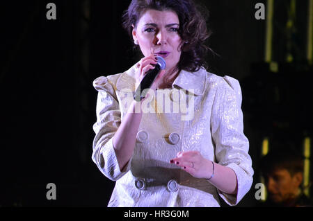 Bukarest, Rumänien. 26. Februar 2017. Berühmte rumänische Sopranistin Ana Cebotari singt auf der Bühne auf dem Capital of Love-Festival mit dem walachischen National Orchestra in Universität Square Credit: Douglas MacKenzie/Alamy Live News Stockfoto