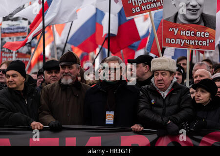 Moskau, Russland. 26. Februar 2017. Russischer Politiker Mikhail Kasyanov(C) beteiligt sich an einer Kundgebung in Erinnerung an russische Politiker Boris Nemtsov in Moskau, Russland, am 26. Februar 2017. Tausende von Menschen versammelten sich zur Teilnahme an der Rallye im Speicher des russischen Politikers Boris Nemtsov hier am Sonntag. Nemzow, ehemalige russische Vize-Premierminister und ein scharfer Kritiker des Präsidenten Vladimir Putin, wurde um Mitternacht am 27. Februar 2015 in der Nähe des Kreml beschossen tot. Bildnachweis: Evgeny Sinitsyn/Xinhua/Alamy Live-Nachrichten Stockfoto