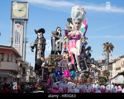 Viareggio, Italien. 26. Februar 2017.  allegorische Schwimmer am Karneval von Viareggio statt 26. Februar 2017 Credit: Landschaft von Sardinien/Alamy Live News Stockfoto