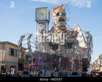 Viareggio, Italien. 26. Februar 2017.  allegorische Schwimmer am Karneval von Viareggio statt 26. Februar 2017 Credit: Landschaft von Sardinien/Alamy Live News Stockfoto