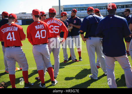 Port Charlotte, Florida, USA. 26. Februar 2017. WILL VRAGOVIC | Times.Boston Red Sox übernehmen das Feld für Wimper Praxis vor dem Spiel zwischen den Tampa Bay Rays und den Boston Red Sox bei Charlotte Sportpark in Port Charlotte, Florida Sonntag, 26. Februar 2017. Bildnachweis: Willen Vragovic/Tampa Bay Times / ZUMA Draht/Alamy Live News Stockfoto