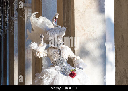 Venedig, Italien. 26. Februar 2017. Menschen tragen Karnevalskostüme bei Sonnenaufgang in der St Marks Square Nähe und an der Uferpromenade am 26. Februar 2017 in Venedig, Italien. Der Karneval von Venedig 2017 läuft vom 11. bis 28. Februar und beinhaltet ein Programm des Gala-Dinners, Paraden, Tänze, Maskenbälle und Musikveranstaltungen. Bildnachweis: Pmgimaging/Alamy Live-Nachrichten Stockfoto