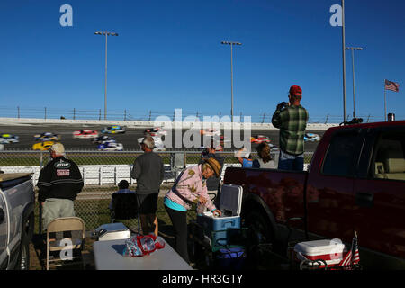 Florida, USA. 26. Februar 2017. CHARLIE KAIJO | Times.NASCAR Fans sehen das Daytona 500 auf dem Daytona International Speedway in Daytona Beach, Florida auf Sonntag, 26. Februar 2017. Bildnachweis: Charlie Kaijo/Tampa Bay Times / ZUMA Draht/Alamy Live News Stockfoto