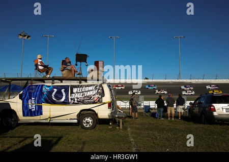 Florida, USA. 26. Februar 2017. CHARLIE KAIJO | Times.NASCAR Fans sehen das Daytona 500 auf dem Daytona International Speedway in Daytona Beach, Florida auf Sonntag, 26. Februar 2017. Bildnachweis: Charlie Kaijo/Tampa Bay Times / ZUMA Draht/Alamy Live News Stockfoto