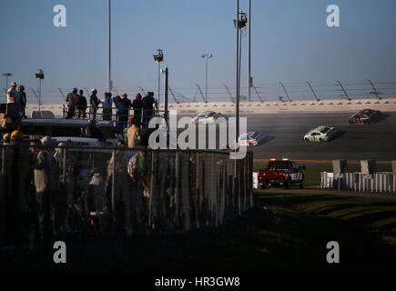 Florida, USA. 26. Februar 2017. CHARLIE KAIJO | Times.NASCAR Fans sehen das Daytona 500 auf dem Daytona International Speedway in Daytona Beach, Florida auf Sonntag, 26. Februar 2017. Bildnachweis: Charlie Kaijo/Tampa Bay Times / ZUMA Draht/Alamy Live News Stockfoto