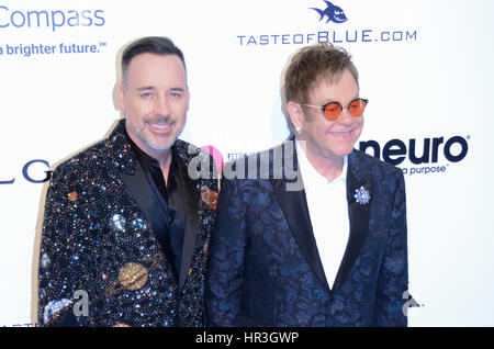 Los Angeles, Kalifornien, USA. 26. Februar 2017.   Host Elton John und David Furnish Vorsitzender Lächeln auf dem roten Teppich für die 2017 Elton John AIDS Foundation Academy Awards Viewing Party. Bildnachweis: Das Foto Zugang/Alamy Live-Nachrichten Stockfoto