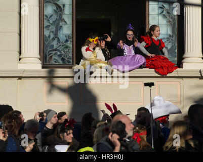 Viareggio, Italien. 26. Februar 2017. Menschen beobachtet und genießt die dritte Parade der Viareggio Karneval am 26. Februar 2017. Bildnachweis: JBphotoeditorial/Alamy Live-Nachrichten Stockfoto