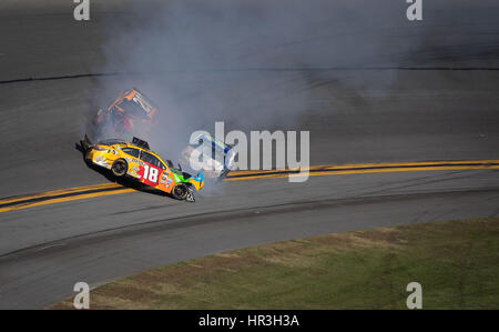 Florida, USA. 26. Februar 2017. LOREN ELLIOTT | Zeiten. Während das Daytona 500 NASCAR-Rennen auf dem Daytona International Speedway in Daytona Beach, Florida, auf Sonntag, 26. Februar 2017 findet Treiber Kyle Busch (18) die Hauptlast der einen Absturz. Bildnachweis: Loren Elliott/Tampa Bay Times / ZUMA Draht/Alamy Live News Stockfoto