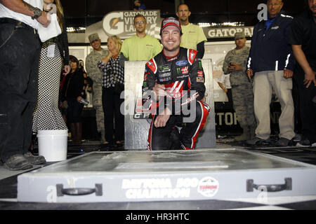 Daytona Beach, Florida, USA. 26. Februar 2017. 26. Februar 2017 - Daytona Beach, Florida, USA: Kurt Busch (41) feiert nach dem Sieg beim Daytona 500 auf dem Daytona International Speedway in Daytona Beach, Florida in der Victory Lane. Bildnachweis: Justin R. Noe Asp Inc/ASP/ZUMA Draht/Alamy Live-Nachrichten Stockfoto