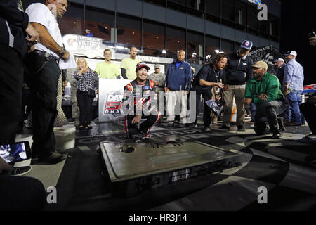 Daytona Beach, Florida, USA. 26. Februar 2017. 26. Februar 2017 - Daytona Beach, Florida, USA: Kurt Busch (41) feiert nach dem Sieg beim Daytona 500 auf dem Daytona International Speedway in Daytona Beach, Florida in der Victory Lane. Bildnachweis: Justin R. Noe Asp Inc/ASP/ZUMA Draht/Alamy Live-Nachrichten Stockfoto