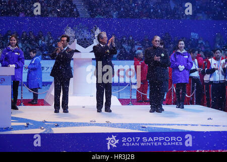 (L-R) Katsuhiro Akimoto, JOCTsunekazu Takeda, Timothy Fok, 26. Februar 2017: Abschlussfeier während der 2017 Sapporo asiatischen Winterspiele an Makomanai Indoor-Eisbahn in Hokkaido, Japan. Bildnachweis: Yohei Osada/AFLO SPORT/Alamy Live-Nachrichten Stockfoto