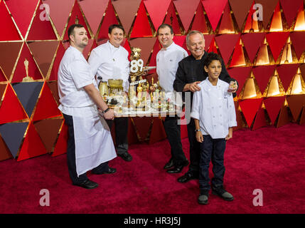 Los Angeles, USA. 26. Februar 2017. Oscar-Abendessen-Chef Wolfgang Puck (2. R) kommt für den roten Teppich der 89. Academy Awards am Dolby Theater in Los Angeles, USA, am 26. Februar 2017. Bildnachweis: Yang Lei/Xinhua/Alamy Live-Nachrichten Stockfoto