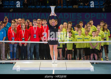 Budapest. 26. Februar 2017. Ungarns Timea Babos hält die Trophäe bei der Preisverleihung nach dem Gewinn der Einzel-Finale gegen Lucie Safarova der Tschechischen Republik beim WTA ungarischen Ladies Open Tennis-Wettbewerb in Budapest, Ungarn am 26. Februar 2017. Timea Babos gewann 2: 1. Bildnachweis: Attila Volgyi/Xinhua/Alamy Live-Nachrichten Stockfoto