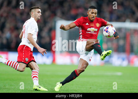 London, UK. 26. Februar 2017. Manchester United Antonio Valencia (R) steuert den Ball während der EFL Cup-Finale zwischen Manchester United und Southampton im Wembley Stadion in London, Großbritannien am 26. Februar 2017. Bildnachweis: Han Yan/Xinhua/Alamy Live-Nachrichten Stockfoto