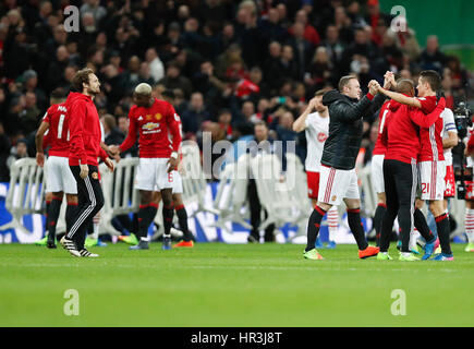 London, UK. 26. Februar 2017. Manchester United Spieler feiern nach dem Gewinn der EFL-Cup-Finale zwischen Manchester United und Southampton im Wembley Stadion in London, Großbritannien am 26. Februar 2017. Bildnachweis: Han Yan/Xinhua/Alamy Live-Nachrichten Stockfoto