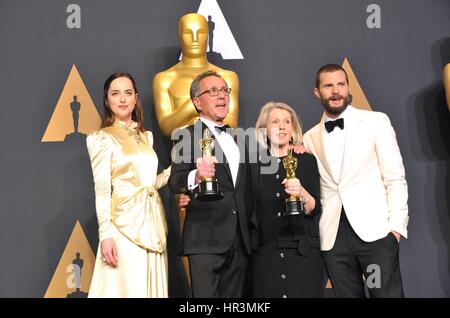 Los Angeles, CA, USA. 26. Februar 2017. Dakota Johnson, Sandy Reynolds-Wasco, David Wasco, Jamie Dornan im Presseraum der 89. Academy Awards Oscars 2017 - Press Room, The Dolby Theater in Hollywood und Highland Center, Los Angeles, CA 26. Februar 2017. Bildnachweis: Elizabeth Goodenough/Everett Collection/Alamy Live-Nachrichten Stockfoto