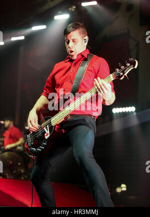 London, Ontario, Kanada. 26. Februar 2017. Billy Talent-Bassist Jon Gallant führt im Konzert am 26. Februar 2017 in London, Ontario, Kanada. Bildnachweis: Mark Spowart/Alamy Live-Nachrichten Stockfoto