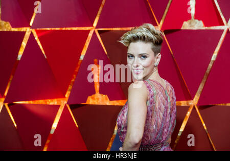 Los Angeles, USA. 26. Februar 2017. Schauspielerin Scarlett Johansson kommt für den roten Teppich der 89. Academy Awards am Dolby Theater in Los Angeles, USA, am 26. Februar 2017. Bildnachweis: Yang Lei/Xinhua/Alamy Live-Nachrichten Stockfoto