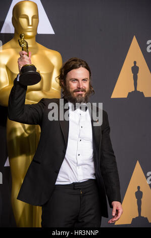 Los Angeles, USA. 26. Februar 2017. Schauspieler Casey Affleck stellt nach den Best Actor Award für seine Leistung in "Manchester am Meer" im Presseraum der 89. Academy Awards am Dolby Theater in Los Angeles, USA, am 26. Februar 2017 zu gewinnen. Bildnachweis: Yang Lei/Xinhua/Alamy Live-Nachrichten Stockfoto