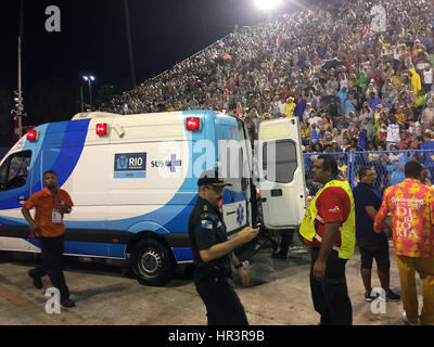 Rio De Janeiro, Brasilien. 26. Februar 2017. Ein Krankenwagen-Parks auf dem Boulevard, wo die traditionelle Parade der Sambaschulen in Rio De Janeiro, Brasilien, 26. Februar 2017 stattfindet. Ein schwerer Unfall überschattet das Highlight des Karnevals in Rio am Sonntag. Der Schwimmer der Schule Paraíso Do, Tuiuti außer Kontrolle geraten, beim Start der Parade und fuhr in die Menschenmenge. Foto: Georg Ismar, Dpa/Alamy Live News Stockfoto