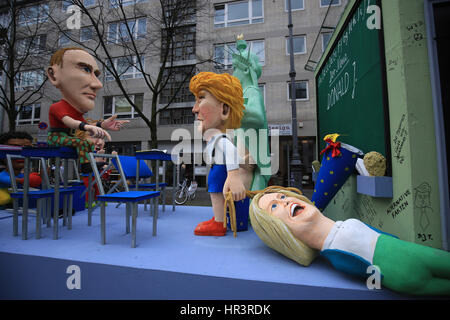 Köln, Deutschland. 27. Februar 2017. Ein Schwimmer auf US-Präsident Donald Trump kann vor dem Start der traditionellen Rosenmontag Karneval Parade in Köln, 27. Februar 2017 gesehen werden. Foto: Oliver Berg/Dpa/Alamy Live News Stockfoto