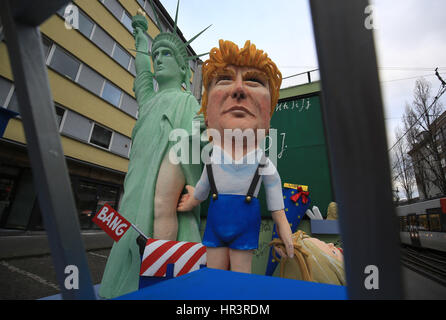 Köln, Deutschland. 27. Februar 2017. Ein Schwimmer auf US-Präsident Donald Trump kann vor dem Start der traditionellen Rosenmontag Karneval Parade in Köln, 27. Februar 2017 gesehen werden. Foto: Oliver Berg/Dpa/Alamy Live News Stockfoto