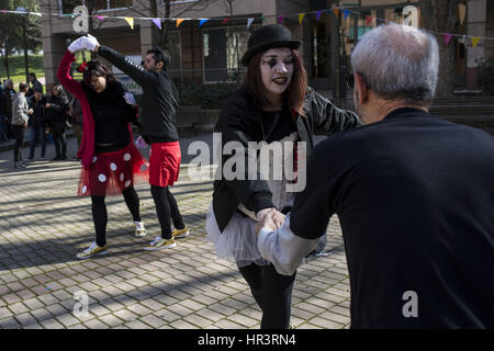 Madrid, Spanien. 26. Februar 2017. Während der 26 Februar 2017 umgibt die Hamburger Karnevalsparty, die Straßen von Bezirk von San Blas von Madrid. Bildnachweis: Nacho Guadano/ZUMA Draht/Alamy Live-Nachrichten Stockfoto