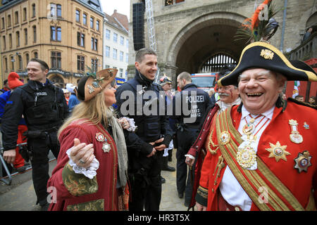 Köln, Deutschland. 27. Februar 2017. Menschen in Kostümen und Polizisten beim traditionellen Karnevalsumzug Rosenmontag in Köln, 27. Februar 2017 zu sehen. "Wenn Mer Uns Pänz Sinn, sin Mer Vun de Söck" (lit.) "Wenn wir unsere Kinder sehen, sind wir von unseren Füßen fegte") ist das diesjährige Motto der Karneval in Köln. Foto: Oliver Berg/Dpa/Alamy Live News Stockfoto