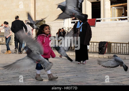 Jerusalem, Israel. 27. Februar 2017. Ein junges Mädchen streut Tauben an der Klagemauer am ersten Tag des hebräischen Monats von Adar. Bildnachweis: Nir Alon/Alamy Live-Nachrichten Stockfoto