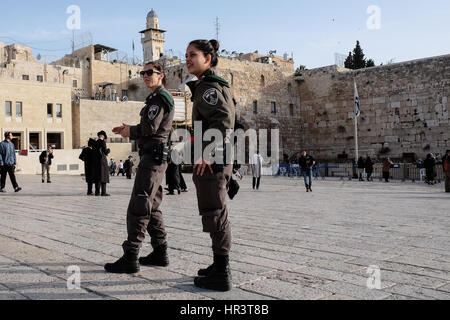 Jerusalem, Israel. 27. Februar 2017. Grenze Polizistinnen werden an der Klagemauer Platz am ersten Tag des hebräischen Monats Adar eingesetzt. Bildnachweis: Nir Alon/Alamy Live-Nachrichten Stockfoto