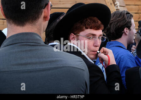 Jerusalem, Israel. 27. Februar 2017. Orthodoxe jüdische Männer protestieren die Praktiken der Frauen von The Wall an der Klagemauer am ersten Tag des hebräischen Monats von Adar. Orthodoxe Juden gegen Frauen der Wand anziehen Gebet Schals und Gebetsriemen unter Missachtung der orthodoxen jüdischen Monopol diese Praktiken nur für Männer reserviert. Bildnachweis: Nir Alon/Alamy Live-Nachrichten Stockfoto