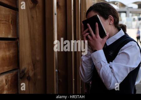 Jerusalem, Israel. 27. Februar 2017. Eine junge jüdische Frau betet ernsthaft an der Klagemauer am ersten Tag des hebräischen Monats von Adar. Bildnachweis: Nir Alon/Alamy Live-Nachrichten Stockfoto