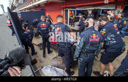Bracelona, Deutschland. 27. Februar 2017. Mechanik stehen rund um das neue Auto des australischen Formel1 pilot Daniel Ricciardo von Red Bull bei der Formel1 pre-Season Tests auf der Rennstrecke Circuit de Catalunya in Bracelona, Deutschland, 27. Februar 2017. Die neue Formel1 Saison startet am 26. März 2017 in Australien. Foto: Jens Büttner/Dpa-Zentralbild/Dpa/Alamy Live News Stockfoto