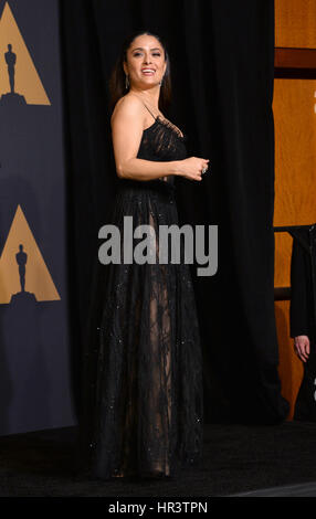 Los Angeles, USA. 26. Februar 2017. LOS ANGELES, CA. 26. Februar 2017: Salma Hayek in der Foto-Room at 89th Annual Academy Awards im Dolby Theatre, Los Angeles. Bildnachweis: Sarah Stewart/Alamy Live-Nachrichten Stockfoto