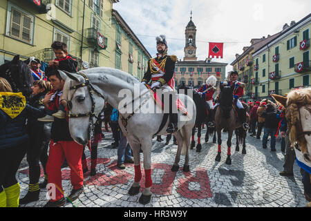 Ivrea, Italien. 26. Februar 2017. 26. Februar 2017: Der historische Karneval von Ivrea und Orange Schlacht des Fotos: Cronos/Alessandro Bosio Credit: Cronos Foto/Alamy Live-Nachrichten Stockfoto