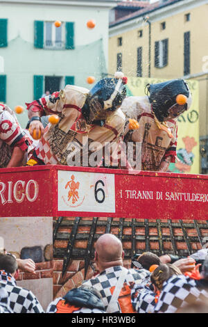 Ivrea, Italien. 26. Februar 2017. 26. Februar 2017: Der historische Karneval von Ivrea und Orange Schlacht des Fotos: Cronos/Alessandro Bosio Credit: Cronos Foto/Alamy Live-Nachrichten Stockfoto