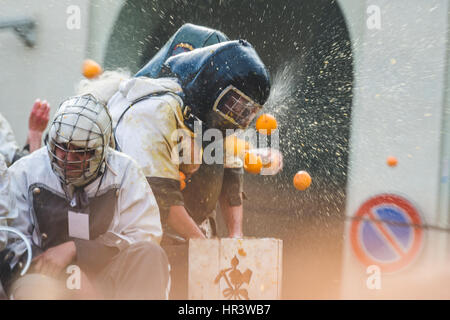 Ivrea, Italien. 26. Februar 2017. 26. Februar 2017: Der historische Karneval von Ivrea und Orange Schlacht des Fotos: Cronos/Alessandro Bosio Credit: Cronos Foto/Alamy Live-Nachrichten Stockfoto