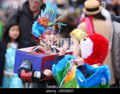 Düsseldorf, Deutschland. 27. Februar 2017. Kinder in Kostümen teilnehmen an der Rosenmontag Karneval Parade in Düsseldorf, Deutschland, 27. Februar 2017. "Uns Kritt nix Klein - Narrenfreiheit, sterben Muss Sein" (lit.) "Nichts machen uns - Fool es Freiheit, das ist ein muss") ist das diesjährige Rosenmontag Parade Motto. Foto: Ina Fassbender/Dpa/Alamy Live News Stockfoto