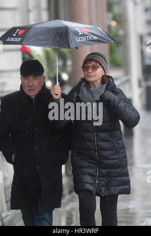 London, UK. 27. Februar 2017. Fußgänger schützen vor Regen und Regengüsse im zentralen London Credit: Amer Ghazzal/Alamy Live-Nachrichten Stockfoto