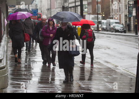 London, UK. 27. Februar 2017. Fußgänger schützen vor Regen und Regengüsse im zentralen London Credit: Amer Ghazzal/Alamy Live-Nachrichten Stockfoto