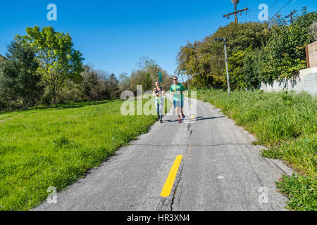 Zwei Läufer, ein Weibchen und ein Männchen auf eine Fahrrad Weg am Vormittag im Santa Barbara County. Stockfoto