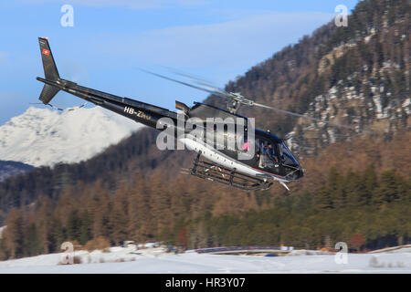 Samedan/Switzerlad: Heli Bernina AG AS-350B-3 Ecureuil am Engadin Airport in Samedan/Schweiz 18.02.2017 Stockfoto