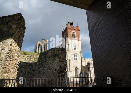 St Giles Cripplegate, City of London, England, UK. St Giles ohne Predigten ist eine anglikanische Kirche in der City of London befindet sich im Vordergrund S Stockfoto