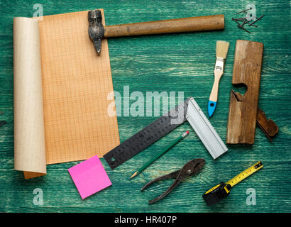 Verschiedene Werkzeuge auf hölzernen Hintergrund. Top wiew Stockfoto