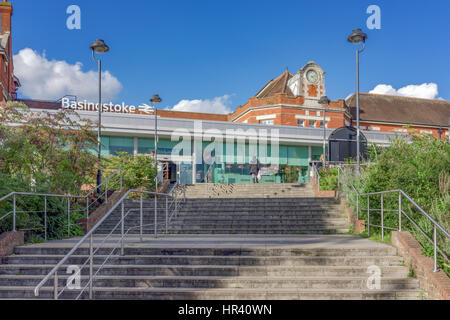 Basingstoke Bahnhof außen Stockfoto