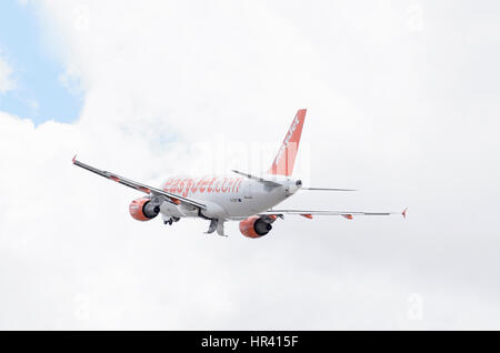 Flugzeug Airbus A319 von EasyJet Airline, nimmt vom Flughafen Madrid entfernt. Hintere Luftaufnahme, aufsteigend. Wolken. Low-cost-Flüge. Stockfoto