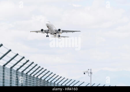 Flugzeug Airbus A319 der Fluggesellschaft Iberia, nimmt vom Flughafen Madrid entfernt. Aerial Flight, aufsteigend. Wolken. Stockfoto