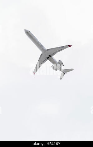 Flugzeug Bombardier Canadair CRJ900, Air Nostrum Fluglinie, nimmt vom Flughafen Madrid entfernt. Luft. Flug nach Kastilien-León. Vertikale Ansicht. Stockfoto